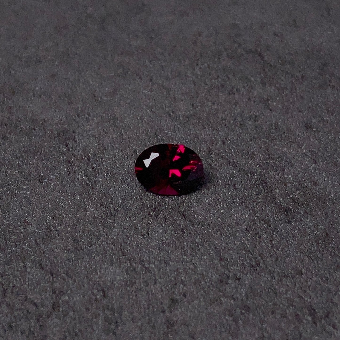 2.28 Carat Rhodolite 紫牙烏 (鎂鋁鐵鋁榴石)