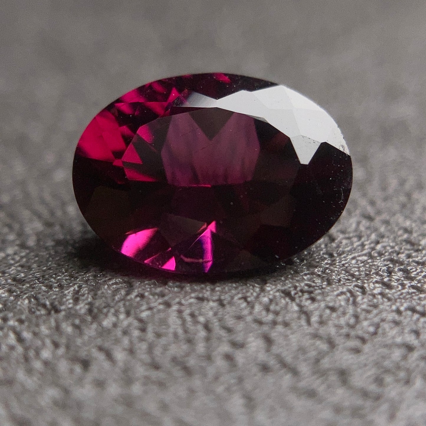 2.28 Carat Rhodolite 紫牙烏 (鎂鋁鐵鋁榴石)