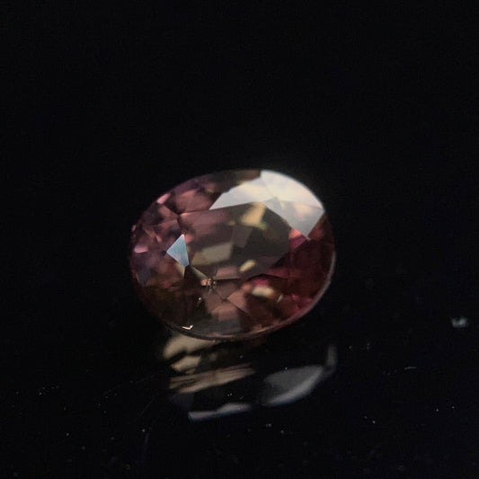 0.6 Carat Colour-Change Sapphire 變色藍寶石