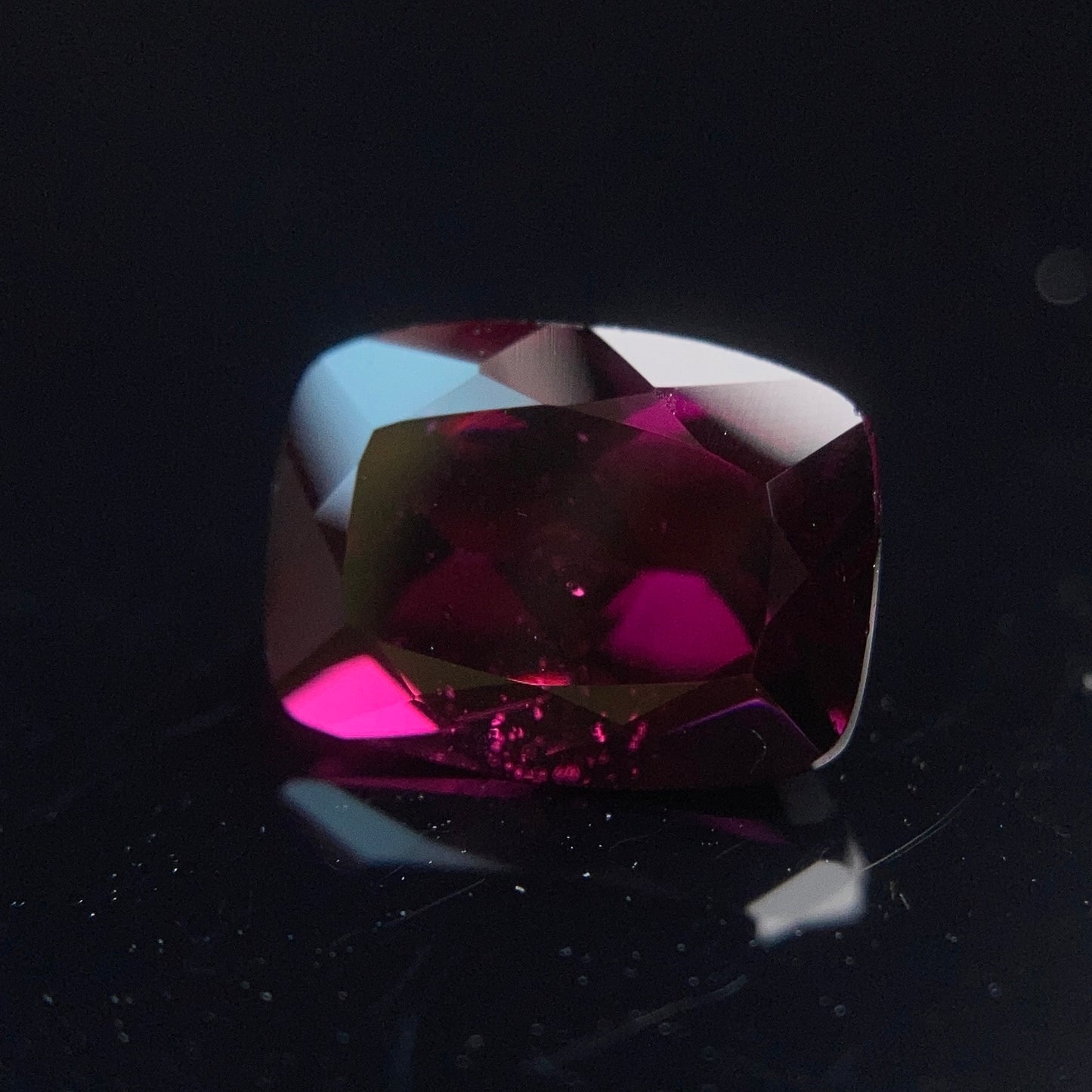 1.99 Carat Rhodolite 紫牙烏 (鎂鋁鐵鋁榴石)