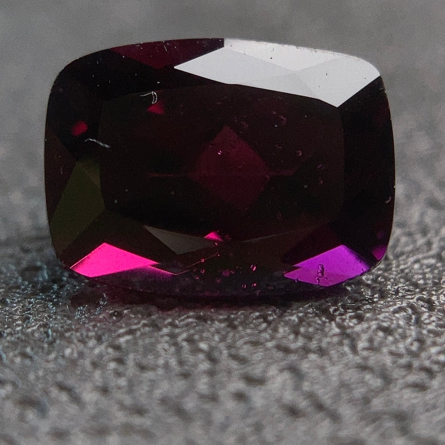 1.99 Carat Rhodolite 紫牙烏 (鎂鋁鐵鋁榴石)